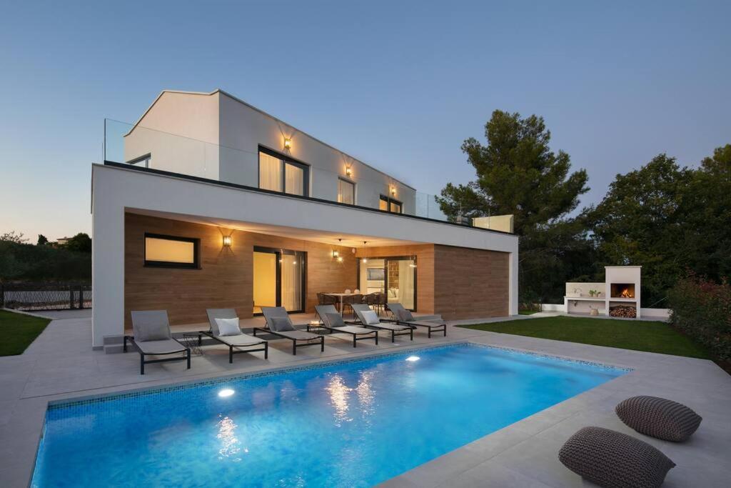 Moderne Mali Dvor Mit Pool 500m Am In Porec Villa
